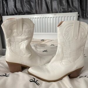 Elegant White Heeled Boots for Women
